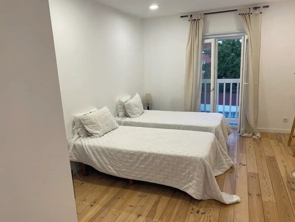 2 عدّة غرف نوم ومكواة/لوح كي وواي فاي وملاءات أسرّة