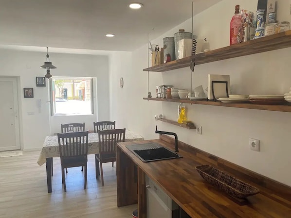 Fridge, oven, stovetop, dishwasher