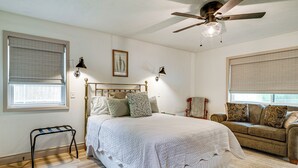 A bedroom with a bed, a sofa, a ceiling fan, and a window with blinds. - 4 Mi to Texas A&M! Cozy Home Away From Home (College Station)