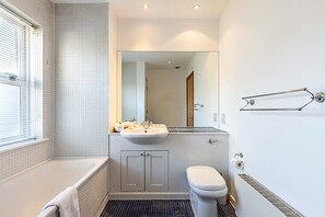 Shower, eco-friendly toiletries, hair dryer, towels - Sleek and Contemporary House in Battersea (London)