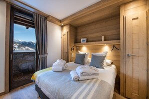 4 bedrooms, WiFi, bed sheets - Chalet, wifi, 50m from ski slopes, view mountain, terrace, balcony, fireplace or stove, parking, tv (Courchevel)