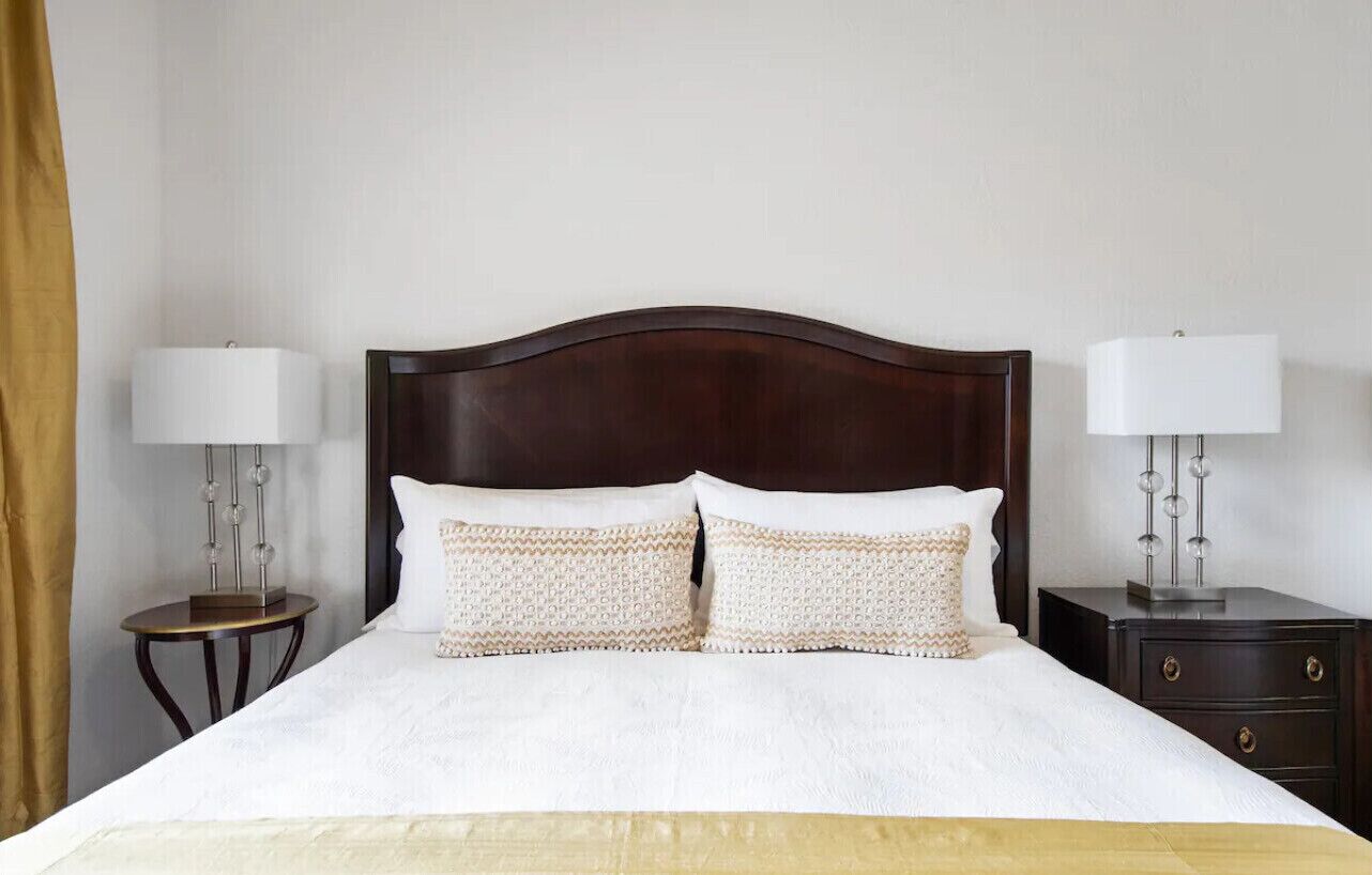 1 slaapkamer, een kluis op de kamer, een strijkplank/strijkijzer, wifi