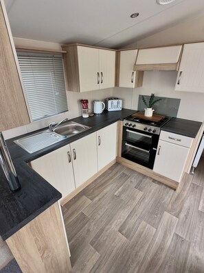 Kjøleskap, mikrobølgeovn, ovn og kokeplater