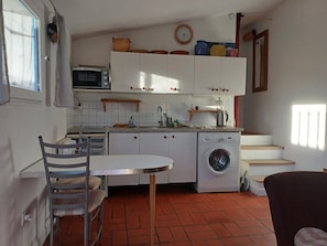 Private kitchen - Detached one-bedroom house, terrace, garden and private parking.  (Aix-en-Provence)