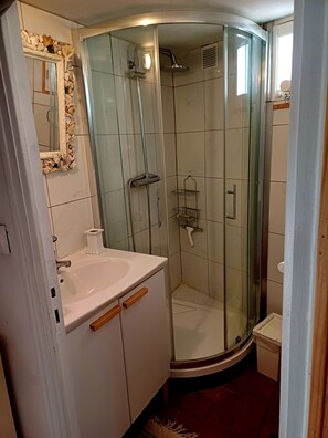 Shower, hair dryer, towels, soap - Detached one-bedroom house, terrace, garden and private parking.  (Aix-en-Provence)