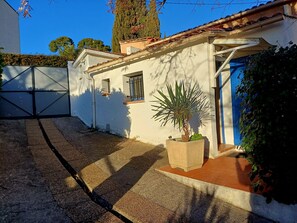 Exterior detail - Detached one-bedroom house, terrace, garden and private parking.  (Aix-en-Provence)