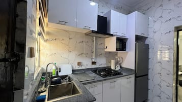 Frigorífico, microondas, placa de cocina y hervidor eléctrico