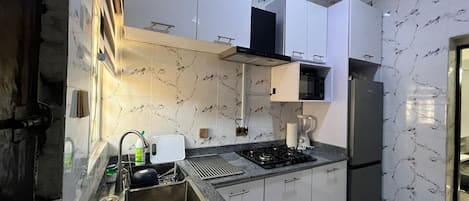 Refrigerador, microondas, parrilla de estufa y tetera eléctrica