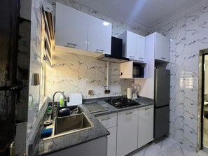 Réfrigérateur, micro-ondes, plaque de cuisson, bouilloire électrique