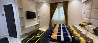 Cozy 2-bedroom apartment in Ikeja with AC, WiFi, & fully equipped kitchen.