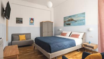 Deluxe driepersoonskamer | Een kluis op de kamer, een bureau, geluiddichte muren