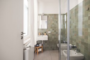 Deluxe Double Room | Bathroom | Shower, free toiletries, hair dryer, towels - Dante Suites (Palermo)