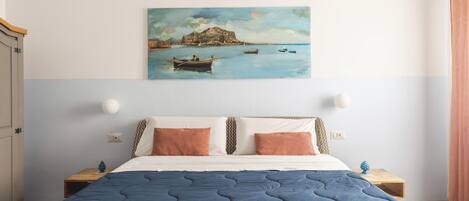 Deluxe driepersoonskamer | Een kluis op de kamer, een bureau, geluiddichte muren