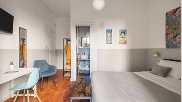 Deluxe tweepersoonskamer, balkon | Een kluis op de kamer, een bureau, geluiddichte muren