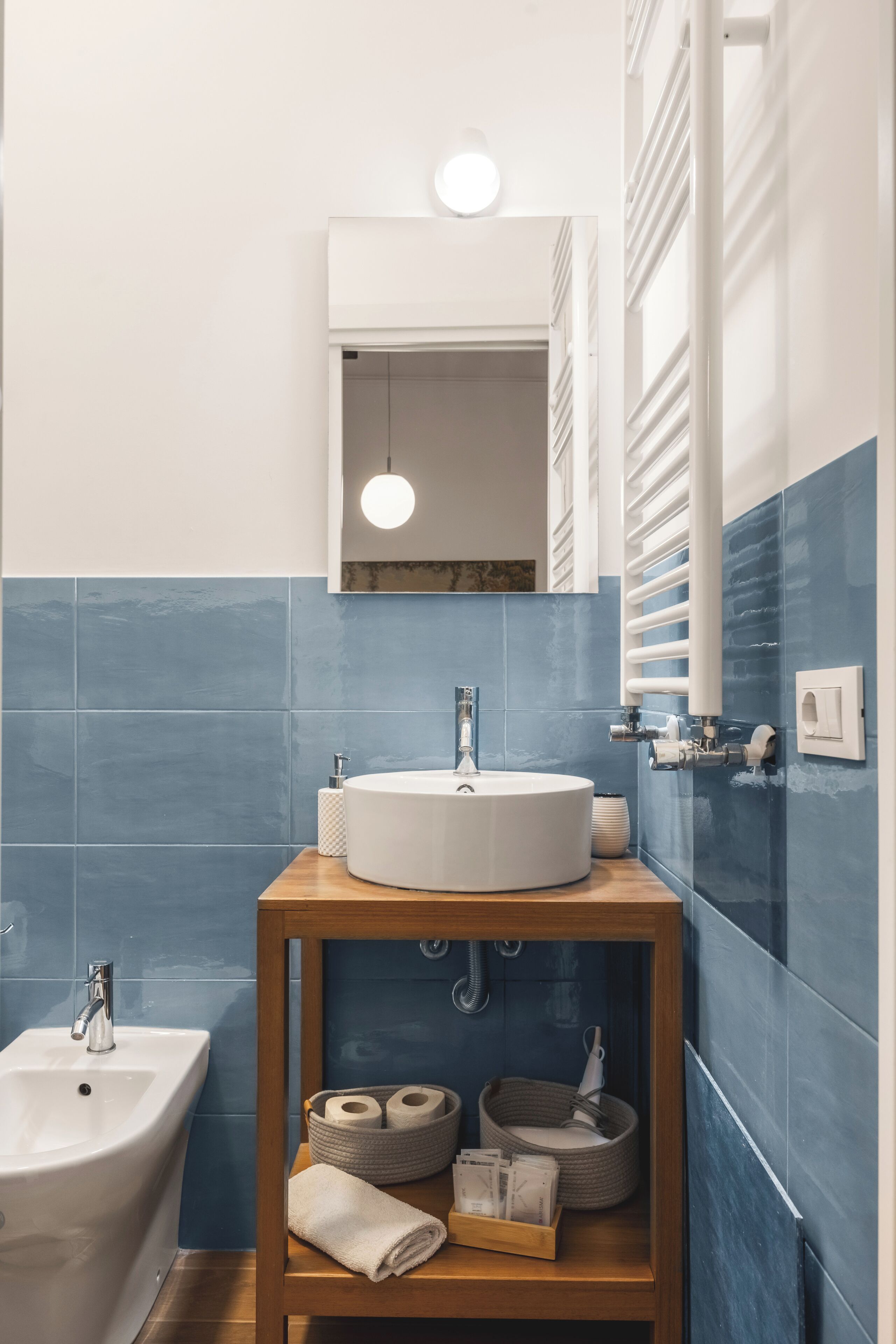 Deluxe kamer, 1 twee- of 2 eenpersoonsbedden | Badkamer | Een douche, gratis toiletartikelen, een haardroger, handdoeken