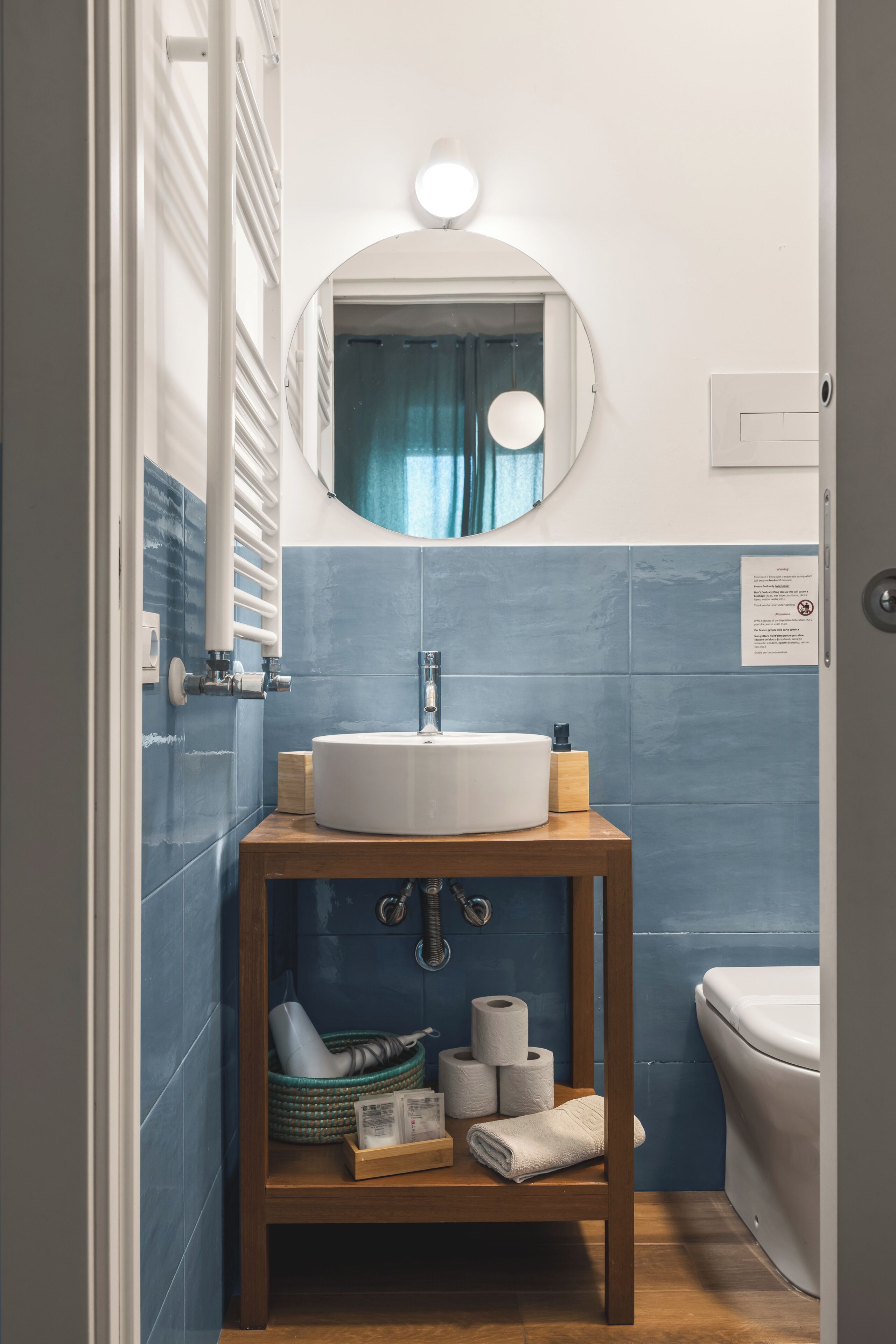 Deluxe tweepersoonskamer, balkon | Badkamer | Een douche, gratis toiletartikelen, een haardroger, handdoeken