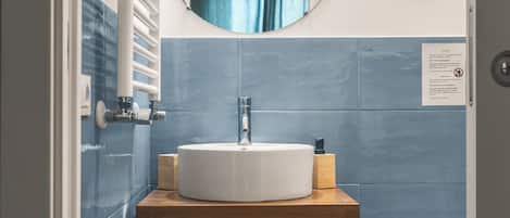 Deluxe Double Room, Balcony | Bathroom