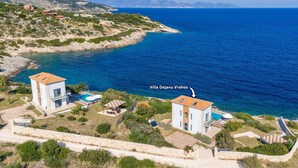 Villa Dejavu Vrahos con piscina, situada en una colina con vistas al mar.
