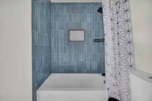 Douche, sĂšche-cheveux, serviettes fournies, savon