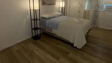 1 slaapkamer, een strijkplank/strijkijzer, wifi, beddengoed