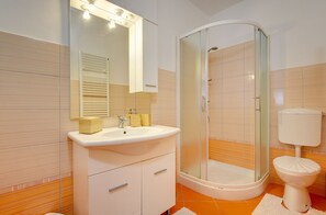 Shower, towels - Apartment with pool, air conditioning - to sandy beach 700 meters (Medulin)