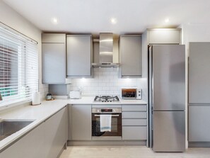 Een koelkast, een magnetron, een oven, een vaatwasser