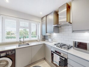 Kjøleskap, mikrobølgeovn, ovn og oppvaskmaskin