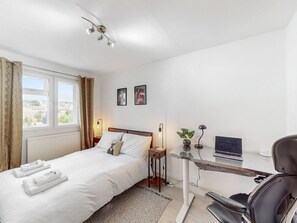 2 slaapkamers, een strijkplank/strijkijzer, gratis wifi, beddengoed