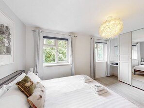 2 bedrooms, iron/ironing board, free WiFi, bed sheets - Stylish flat in West Hampstead - Pass the Keys (London)