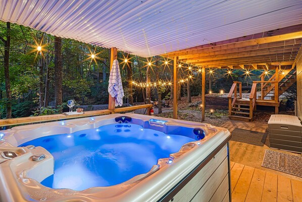 Outdoor spa tub - 12 mins to Ski slopes: Hot Tub, Game Room, Cold Plunge, Fire Pit & Coffee Bar! (Maggie Valley)