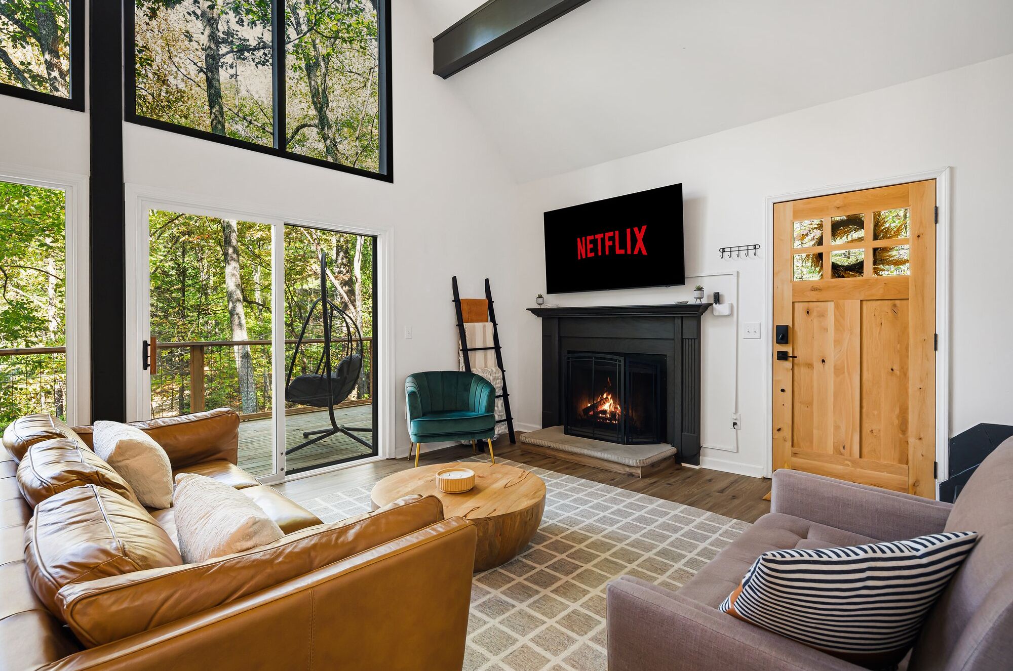 Una Smart TV, una chimenea, videojuegos, un futbolín