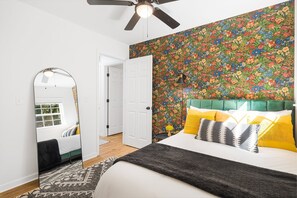 4 bedrooms, desk, iron/ironing board, travel cot - 12 mins to Ski slopes: Hot Tub, Game Room, Cold Plunge, Fire Pit & Coffee Bar! (Maggie Valley)