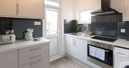 Pass the Keys | Cosy Flat in Leigh | Sea View