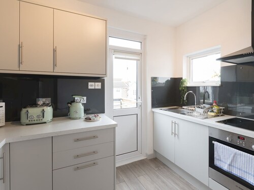 Cosy Flat in Leigh | Sea View - Pass the Keys