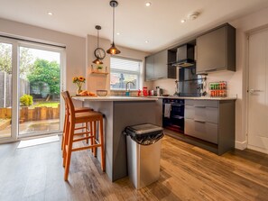 Kjøleskap, mikrobølgeovn, ovn og oppvaskmaskin