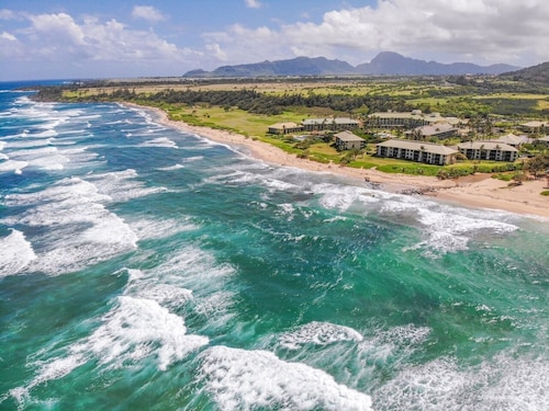 Charming 2-bedroom Villa A/C, Pool, hot tub, Beach Front property, Free Parking!