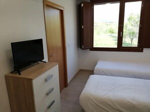 6 bedrooms, travel cot, WiFi, bed sheets