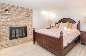 2 chambres, bureau, fer et planche à repasser, lit parapluie