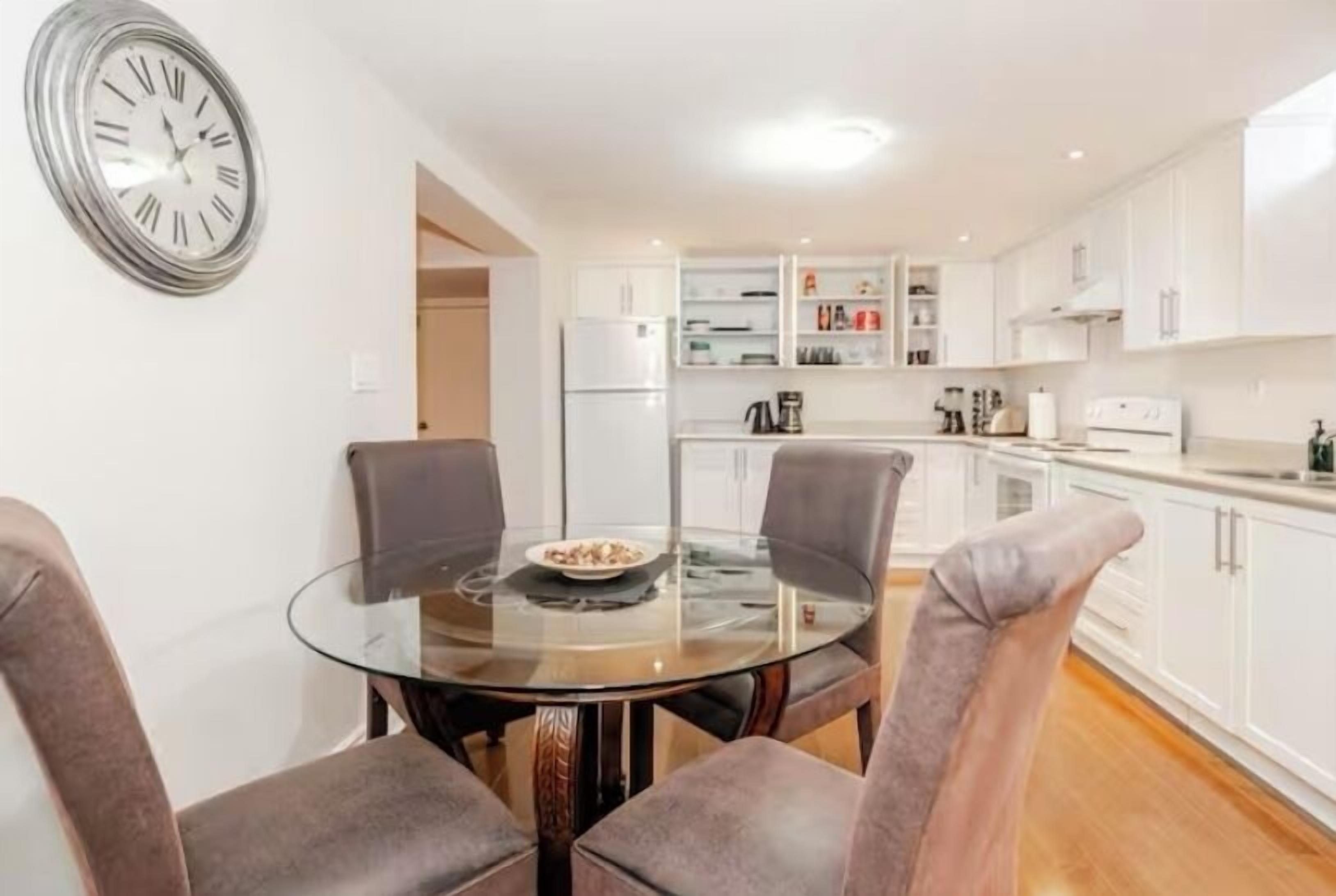 fully equipped kitchen/dining table