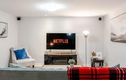 Pearson Gateway Executive Suite – 2BR + 2 Parking 