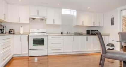 2 Bedroom, 2 free parking, 5 min to Mississauga center, 20min Toronto center
