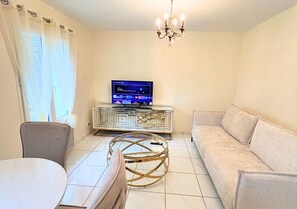 Living area - 2 Bedroom Home: Stay 15min train ride from Paris with WiFi (Sarcelles)