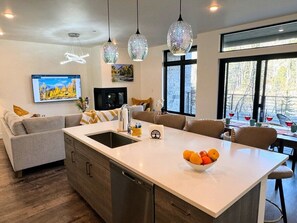 Interior - Riverfront Condo, Ski, walk, bike (Silverthorne)
