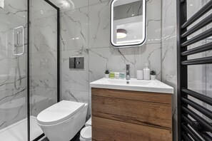 Shower, hair dryer, towels, soap - The Ultimate Hangout: 4BR Modern House with Garden (Enfield)