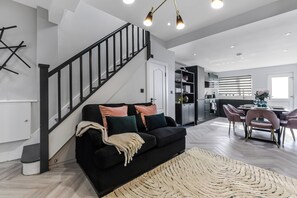 TV, books - The Ultimate Hangout: 4BR Modern House with Garden (Enfield)