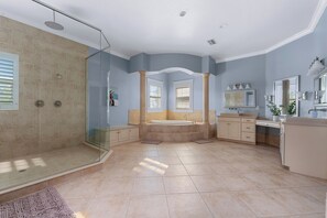 Shower, hair dryer, towels, soap - Luxurious Retreat w/ Pool & Spa | Steps to Bay! (Bradenton)