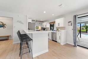 Réfrigérateur, serviettes en papier, tables à manger