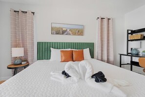 4 bedrooms, desk, WiFi, bed sheets