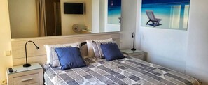 1 dormitori, planxa i posts de planxar, wifi i roba de llit