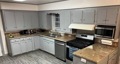 Charming 3-bedroom house in delightful Wolfe City with AC, WiFi